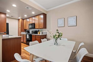 Dining - South Reno 2BR | Pool, Gym, Desk & Fast Wi-Fi (Reno)