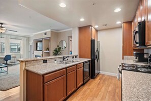 Fridge, microwave, oven, stovetop - South Reno 2BR | Pool, Gym, Desk & Fast Wi-Fi (Reno)