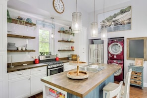 Réfrigérateur, micro-ondes, plaque de cuisson, lave-vaisselle