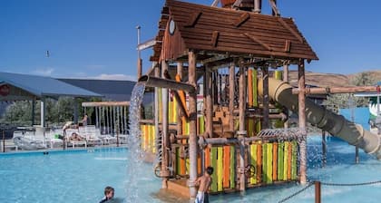 NEW Chic 2BR Stay with Heated Pool, Gym & Mini Golf