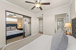 2 soverom, skrivebord, strykejern/-brett og reiseseng for barn