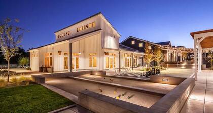 Stylish 3BR Apt with Pool, Gym & Basketball Court