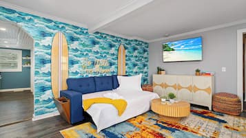 Tabla de planchar con plancha, wifi y ropa de cama