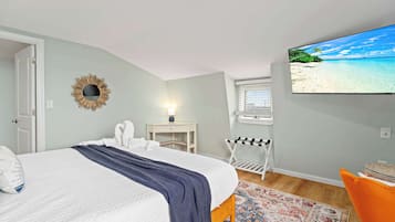 Escritorio, tabla de planchar con plancha, wifi y ropa de cama