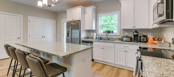 4 Mi to Auburn University: Townhome w/ Fenced Yard