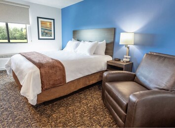 Unit with 1 Queen bed. Exact unit will be assigned upon arrival. Views, colors, and decor may vary.