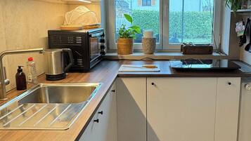 Fridge, oven, stovetop, coffee/tea maker