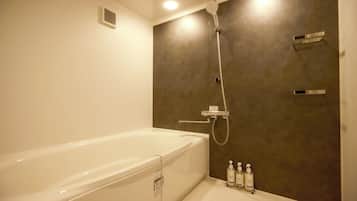 Bồn tắm và buồng tắm vòi sen riêng, đồ dùng nhà tắm miễn phí