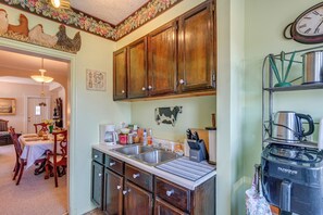 Enjoy cooking in this well-equipped kitchen with a coffee maker, kettle, and Nuwave coffee maker.