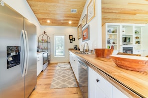 Fridge, microwave, stovetop, dishwasher - Hot Tub, Deck & Fire Pit: Chic Louisville Home! (Louisville)