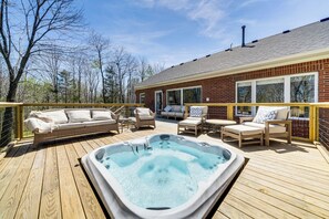 Terrace/patio - Hot Tub, Deck & Fire Pit: Chic Louisville Home! (Louisville)