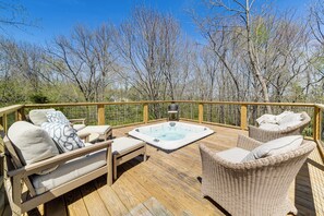 Outdoor spa tub - Hot Tub, Deck & Fire Pit: Chic Louisville Home! (Louisville)