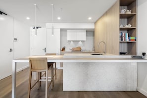 Fridge, microwave, oven, stovetop - Cosmopolitan 1-Bed - Fremantle Beach Front (North Fremantle)