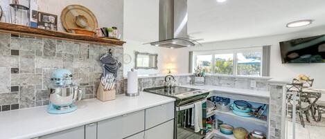 Fridge, microwave, stovetop, dishwasher