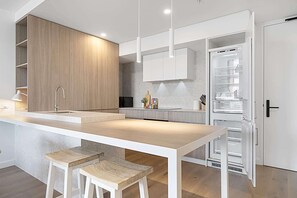 Fridge, microwave, oven, stovetop - Spacious 2-Bed Apartment in North Fremantle (North Fremantle)