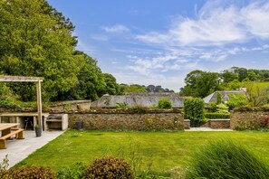 Outdoor dining - Little Redlap – Grand Coastal Estate with Sea Views & Walled Gardens (Dartmouth)