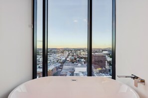 Douche, sèche-cheveux, serviettes fournies