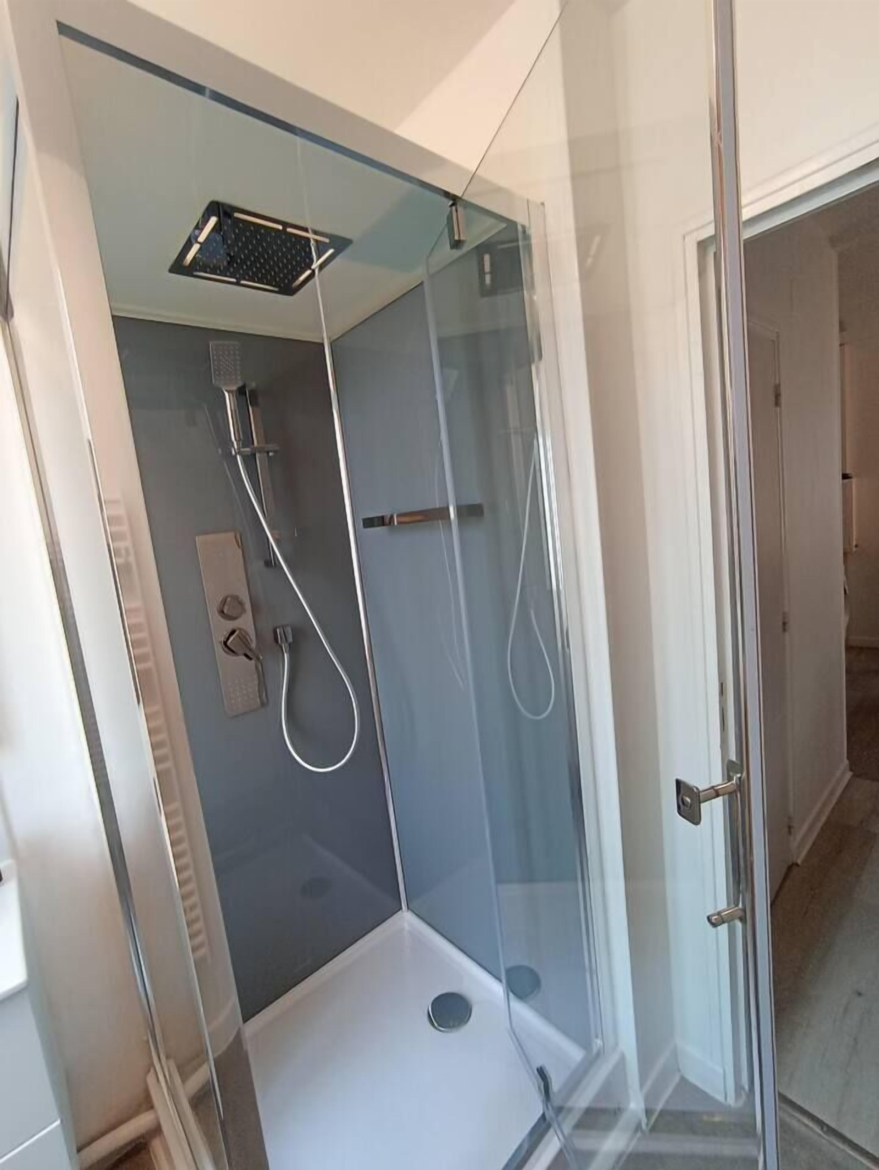 Douche, sèche-cheveux, serviettes fournies, savon