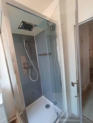 Douche, sèche-cheveux, serviettes fournies, savon