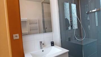 Douche, sèche-cheveux, serviettes fournies, savon