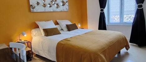 2 habitaciones, escritorio y tabla de planchar con plancha