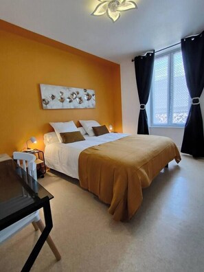 2 chambres, bureau, fer et planche à repasser, lit parapluie