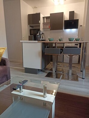 雪櫃、微波爐、焗爐、爐具