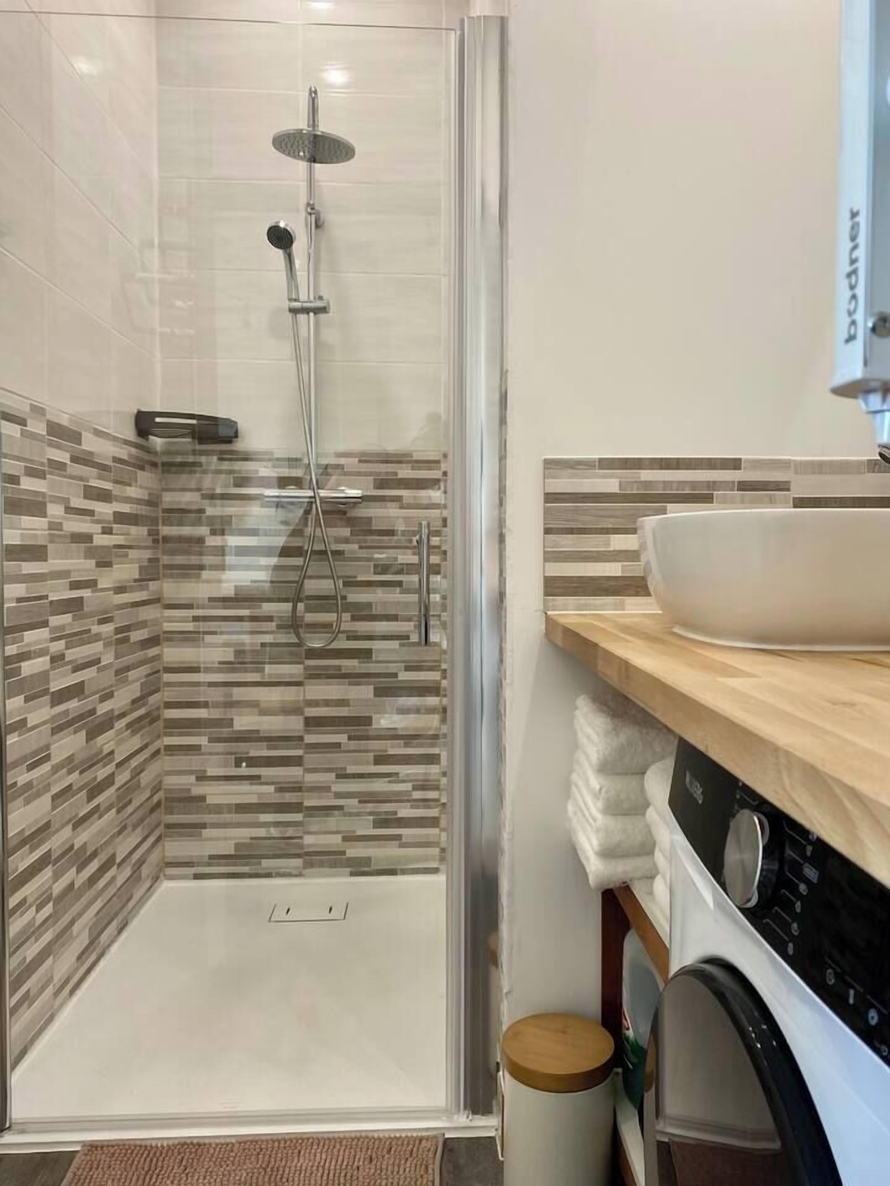 Een douche, een haardroger, handdoeken, zeep