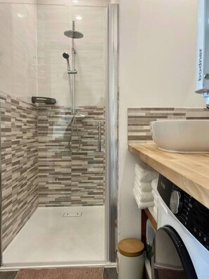 Douche, sèche-cheveux, serviettes fournies, savon