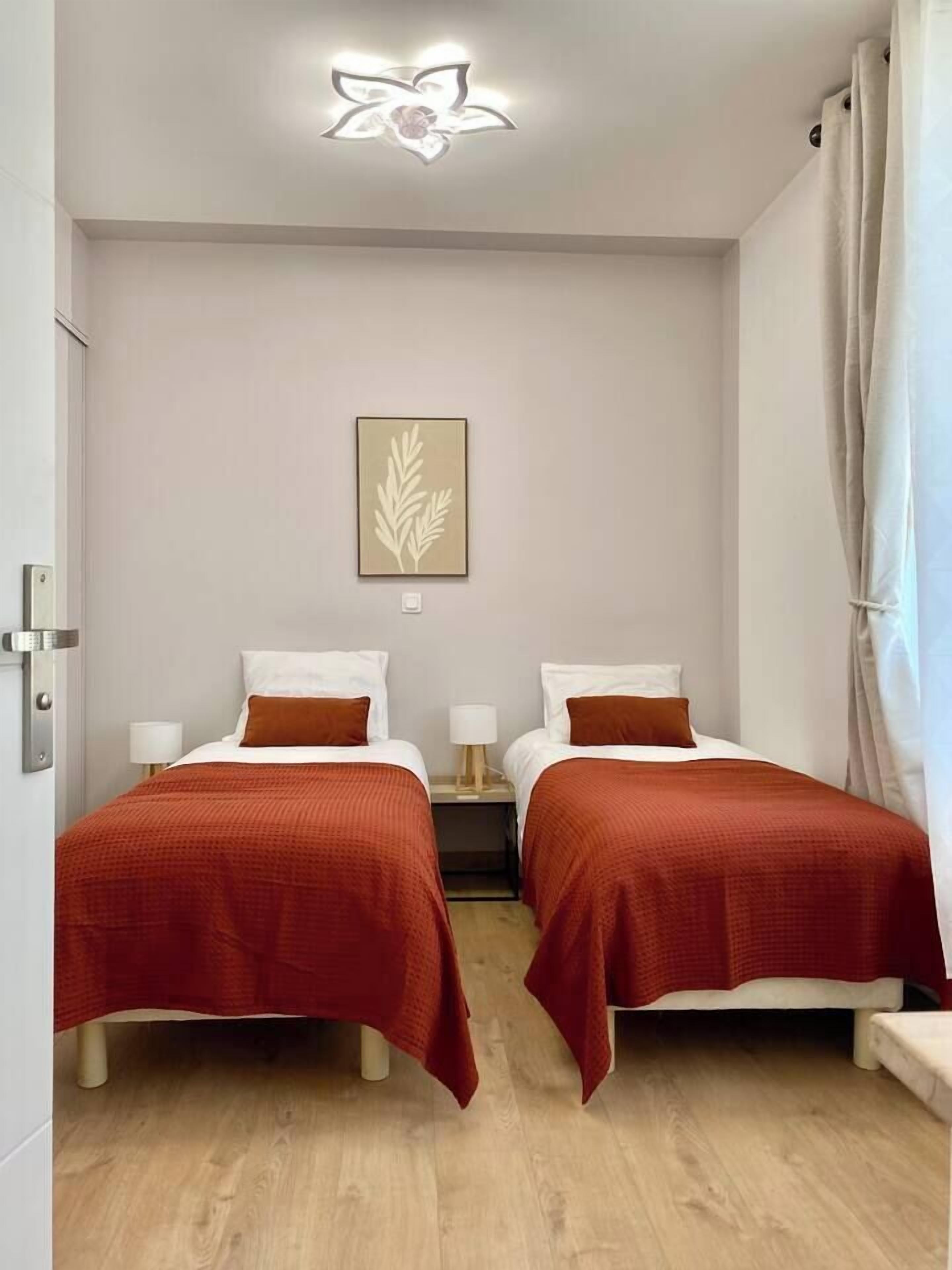 2 dormitorios, escritorio, tabla de planchar con plancha y cuna de viaje