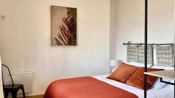 2 quartos, escrivaninha, ferros/tábuas de passar roupa, berço de viagem