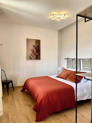 2 habitaciones, escritorio y tabla de planchar con plancha 