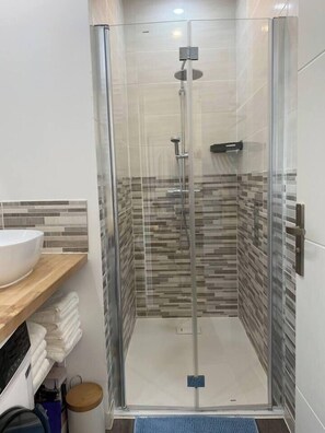 Shower, hair dryer, towels, soap - L'Espérance overlooking the vineyards and the Loire River (Pouilly-sur-Loire)