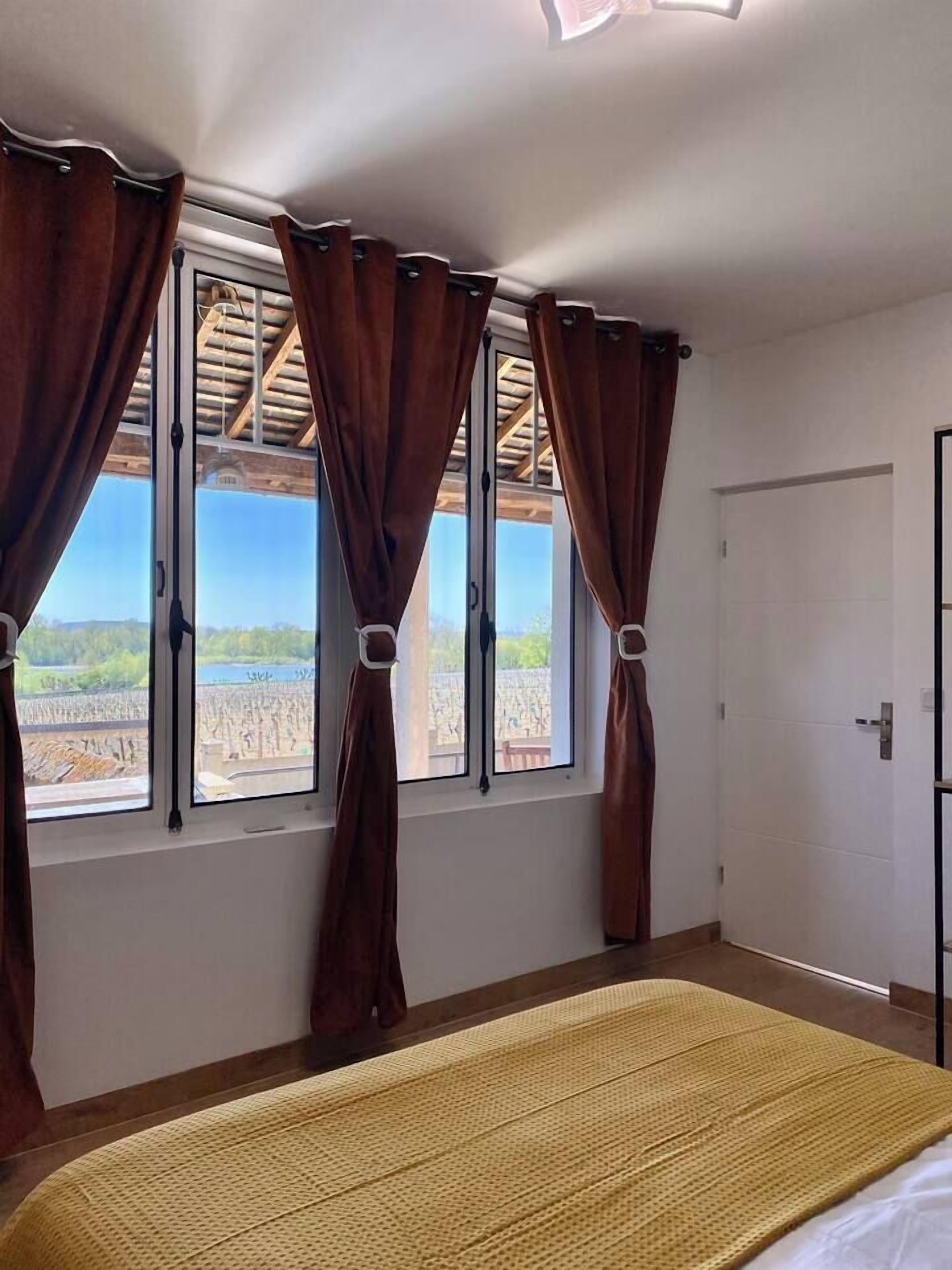 2 quartos, escrivaninha, ferros/tábuas de passar roupa, berço de viagem