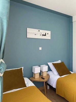 2 slaapkamers, een bureau, een strijkplank/strijkijzer, reisbedje