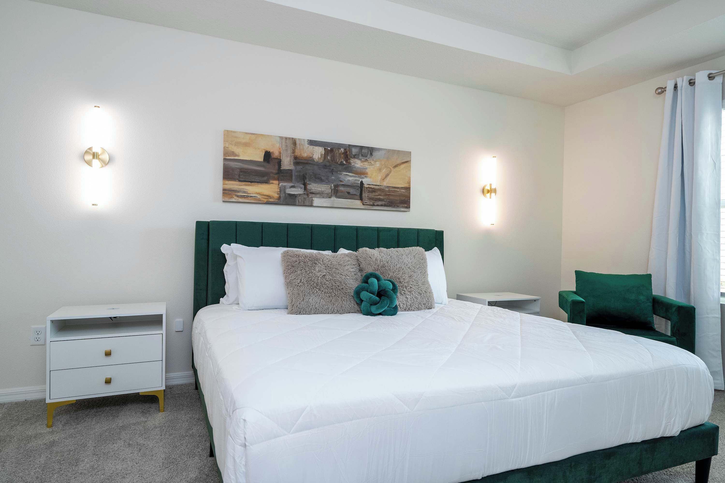 2 slaapkamers, een bureau, een strijkplank/strijkijzer, reisbedje