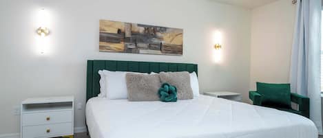 2 slaapkamers, een bureau, een strijkplank/strijkijzer, reisbedje