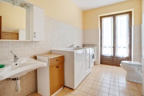 Douche, sèche-cheveux, bidet, serviettes fournies