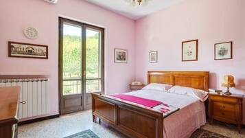 3 Schlafzimmer, Schreibtisch, Bügeleisen/Bügelbrett, Reisekinderbett