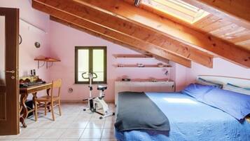 3 chambres, bureau, fer et planche Ă repasser, lit parapluie