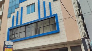 Ein mehrstöckiges Hotel mit modernem Design, das sich durch eine auffällige blaue und weiße Farbgebung auszeichnet.