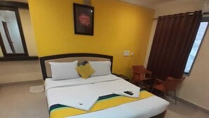 Ein Hotelzimmer mit Bett, Schreibtisch und Stuhl.