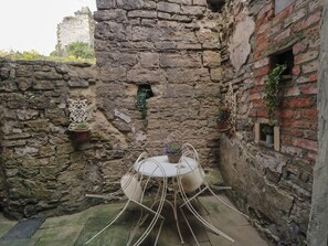 Outdoor dining - Snape Castle Under Croft and Gardens (Bedale)