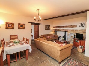 Living area - Snape Castle Under Croft and Gardens (Bedale)