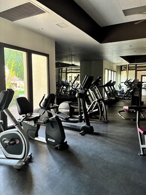 Fitness facility - Large 1-bedroom condo in Desert Breezes near IW Tennis Garden, clubhouse, pools (Palm Desert)
