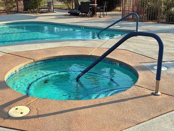 Pool - Large 1-bedroom condo in Desert Breezes near IW Tennis Garden, clubhouse, pools (Palm Desert)