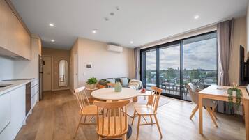 Panorama appartement, balkon, uitzicht op heuvels | Woonruimte | Een 50-inch flatscreentelevisie met digitale zenders