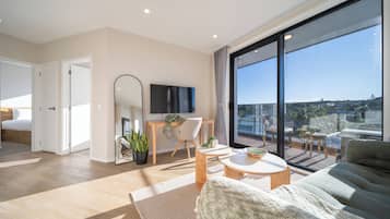 Apartamento City, balcón, vistas a la ciudad | Zona de estar | Televisión de pantalla plana de 50 pulgadas con canales digitales