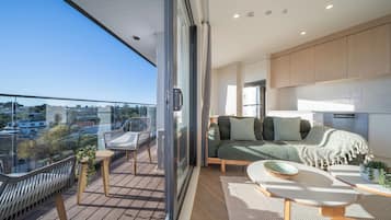 Panoramic Apartment, Balcony, Hill View