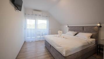 4 bedrooms, iron/ironing board, free WiFi, bed sheets